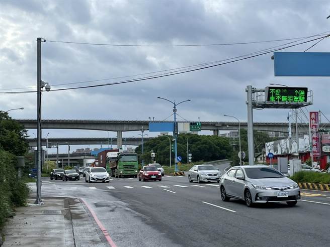 桃园市杨梅交流道位于台1线纵贯公路上，平时车流量相当大。（蔡明亘摄）