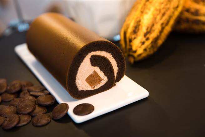 免跑星级饭店、米其林餐厅，亚尼克联名「Weiss巧克力」推出精品级巧克力生乳卷。（亚尼克提供）