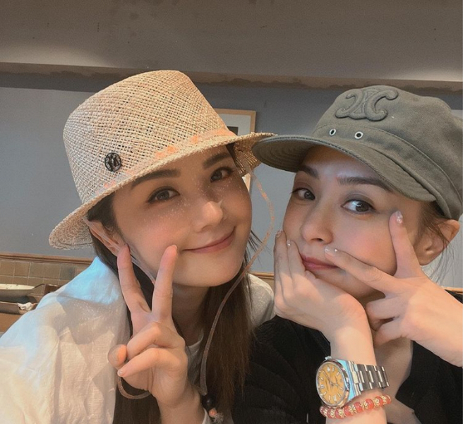 Twins阿Sa（图左）39岁而阿娇（图右）41岁，她们冻龄美貌惊艳眾人。(图/ 摘自阿Sa蔡卓妍IG)