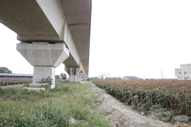 云林高铁沿线地区是地层下陷较严重区域，若不即时防治，恐影响高铁行车安全。（云林县政府提供）