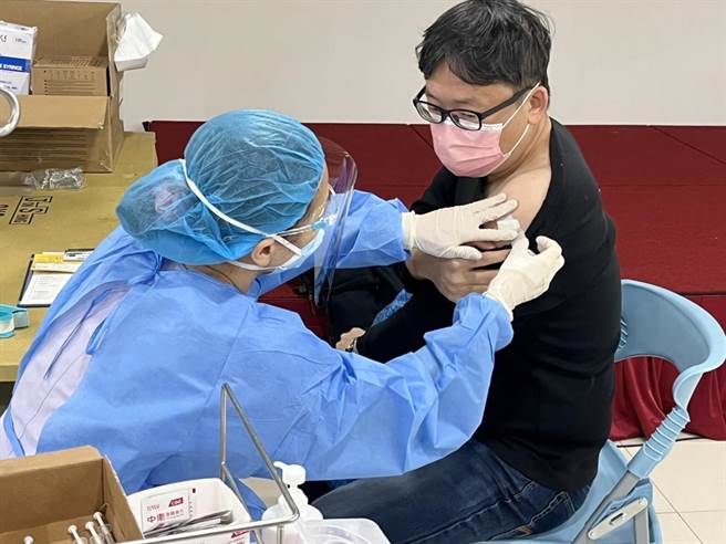 桃园市13日新增4519例本土个案，卫生局呼吁连假后疫情恐升温，各年龄层的民眾都应儘速施打疫苗。（陈梦茹摄）