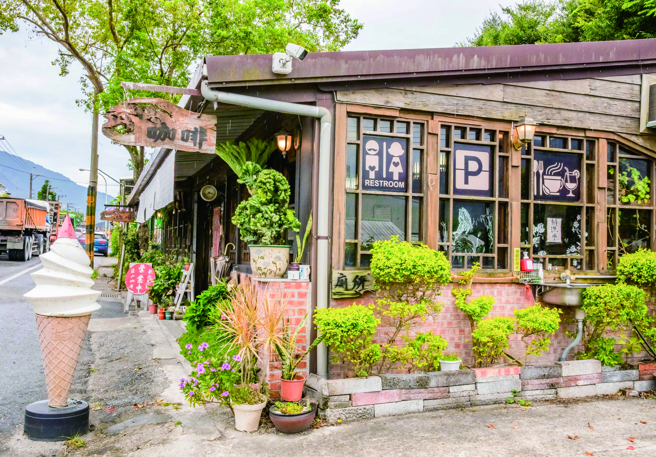 深山咖啡馆外观极富日式风情，招牌深山米咖啡使用米麸及炒米香，风味独特。(图/花莲趣)
