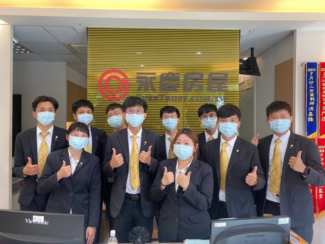 团队共战精神深植永庆房屋的企业文化，学长姐都会主动指导业务新人，让陈虹汶(前排左一)能快速上手业务工作。(图/永庆房屋提供)