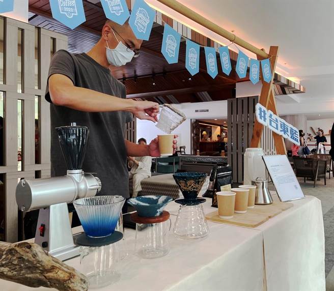 台东县府与知本老爷酒店合作推出「台东咖啡手冲快闪活动」，咖啡师现场冲煮咖啡，免费提供旅客享用。（台东县府提供／蔡旻妤台东传真）