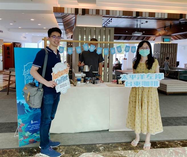 台东县府与知本老爷酒店合作推出「台东咖啡手冲快闪活动」，咖啡师现场冲煮咖啡，免费提供旅客享用。（台东县府提供／蔡旻妤台东传真）