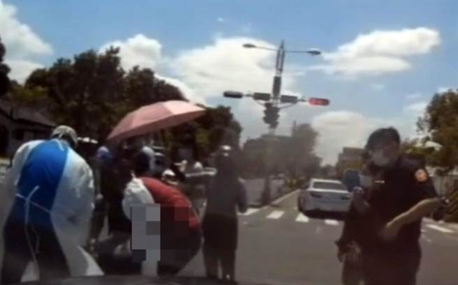 骑士疑抢快撞警车，网友戏称：省下报警时间。(警方提供)