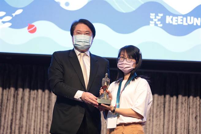 基隆市长林右昌（图左）出席教师奖表扬大会，表扬获得今年师铎奖的武崙国中叶玉君（图右）老师。（基隆市教育处提供／张志康基隆报导）