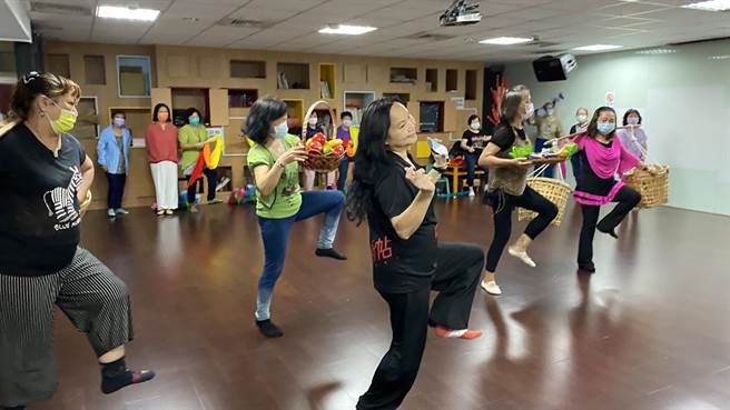 台中市忠孝路长老教会承办台中市府社会局「大人读册吧！银向学习计画」，30名银髮族乐学歌仔戏。（陈淑芬摄）