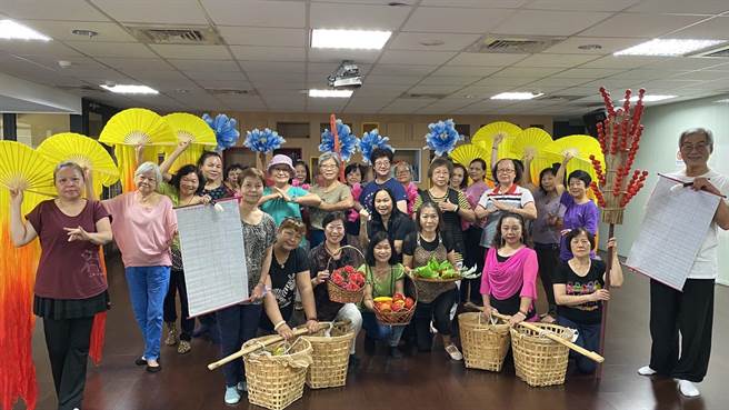 台中市忠孝路长老教会承办台中市府社会局「大人读册吧！银向学习计画」，30名银髮族乐学歌仔戏。（陈淑芬摄）
