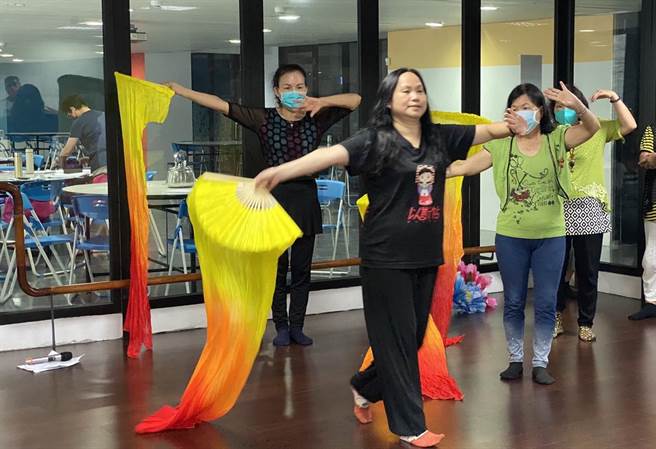 台中市忠孝路长老教会承办台中市府社会局「大人读册吧！银向学习计画」，30名银髮族乐学歌仔戏。（陈淑芬摄）