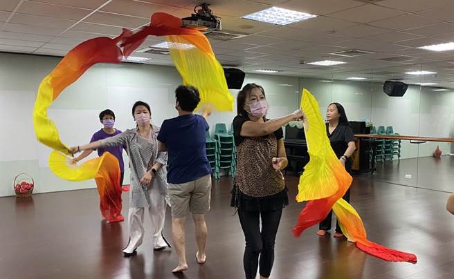 台中市忠孝路长老教会承办台中市府社会局「大人读册吧！银向学习计画」，30名银髮族乐学歌仔戏。（陈淑芬摄）