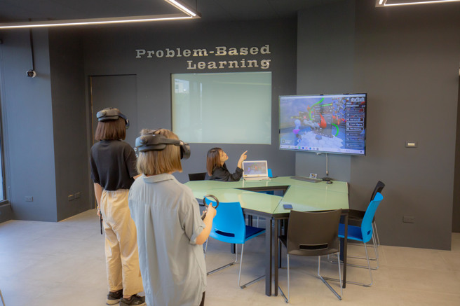 嘉药药学系上课透过VR方式让学生认识药物化学结构。(照片/嘉南药理大学提供)