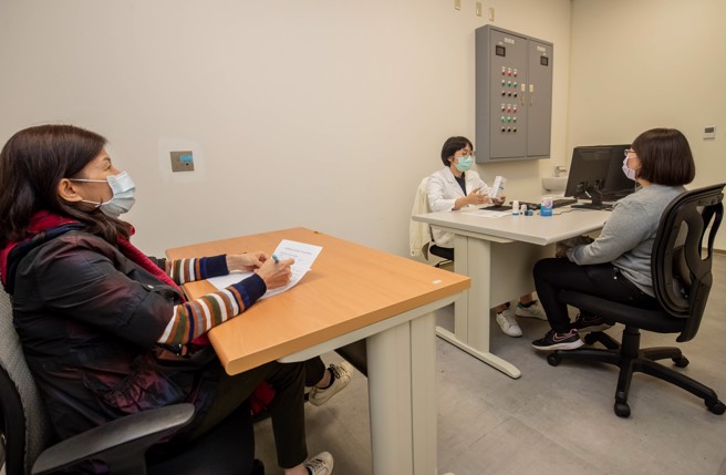 专业的客观结构式临床技能测验（OSCE）让学生体验临床情境。(照片/嘉南药理大学提供)