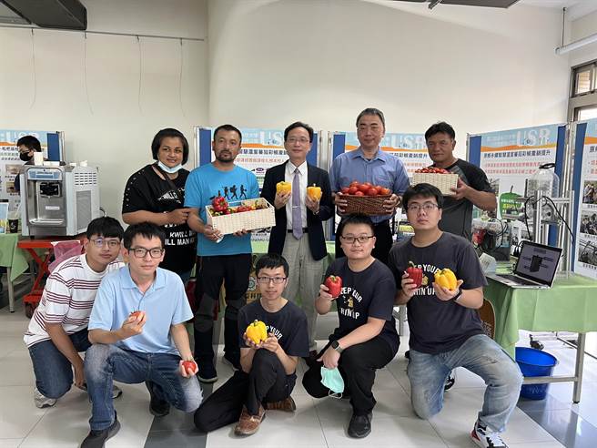 勤益科大資訊工程系教授林宗宏帶領學生了解農民問題，協助信義農民建置智慧溫室達到有效管理，讓產量提升2倍。(林欣儀攝)