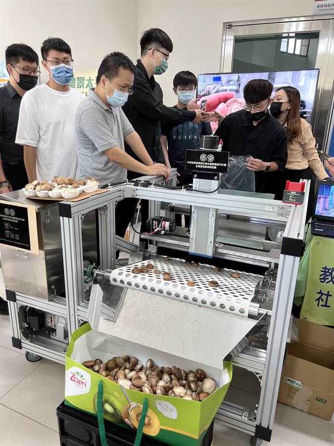 勤益科大機械系師生研發菇類自動化剪柄等多項設備，解決新社香菇產業人力不足問題。(林欣儀攝)