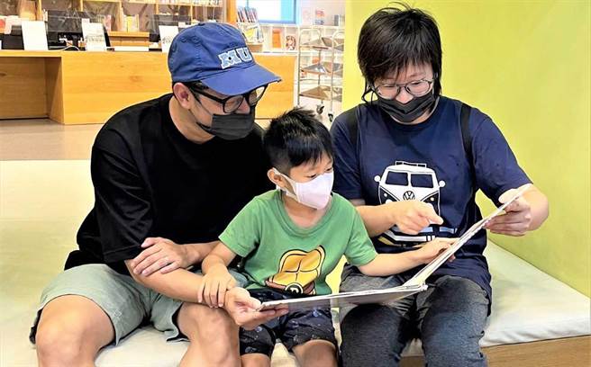 新北市立图书馆三峡北大分馆规画「小小爱书人」亲子假日阅读活动，邀请幼教专家、心理师、职能治疗师、以及復健师等专家，教导如何陪伴孩子阅读。（新北市立图书馆提供）