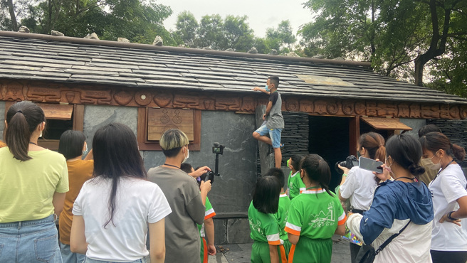 参观排湾族石板屋。(照片/臺南大学提供)