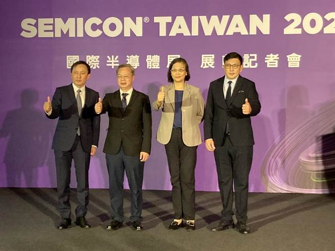 SEMICON Taiwan 2022今日举行展前记者会，（左起）美光董事长卢东晖、国发会主委龚明鑫、环球晶董事长徐秀兰、SEMI台湾区总裁曹世曹世纶。（陈柔蓁摄）