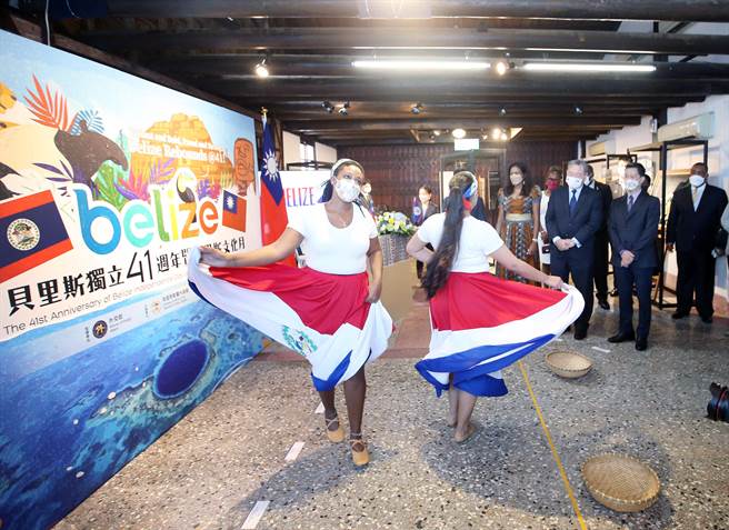 「贝里斯独立41周年独立纪念日暨贝里斯文化月开幕」庆祝酒会13日举行，2名贝里斯留学生表演传统舞蹈为盛会开场。（范扬光摄）