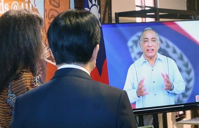 「贝里斯独立41周年独立纪念日暨贝里斯文化月开幕」庆祝酒会13日举行，会场并播放贝里斯总理布里仙纽（John Briceno）预录的庆祝贺词。（范扬光摄）