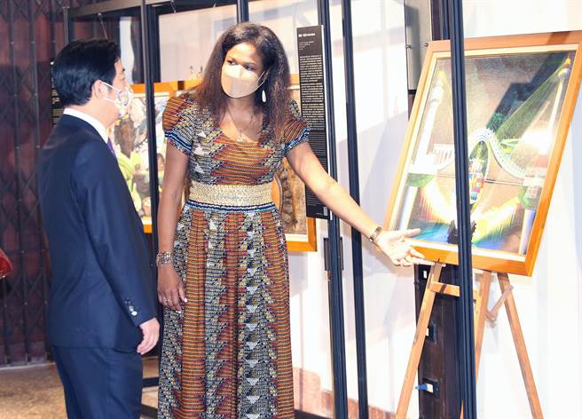 「贝里斯独立41周年独立纪念日暨贝里斯文化月开幕」庆祝酒会13日举行，贝里斯驻中华民国大使碧坎蒂（Candice Pitts，左起）为副总统赖清德导览绘画作品。（范扬光摄）