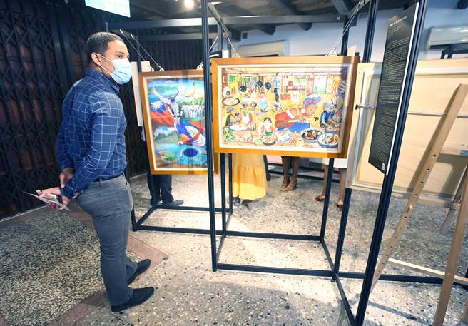 「贝里斯独立41周年独立纪念日暨贝里斯文化月开幕」庆祝酒会13日举行，并展出以台贝文化共融为主题的画作。（范扬光摄）