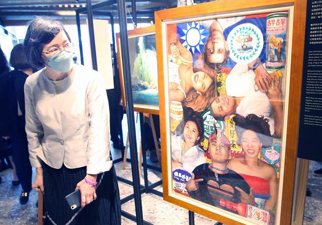 「贝里斯独立41周年独立纪念日暨贝里斯文化月开幕」庆祝酒会13日举行，并展出以台贝文化共融为主题的画作，吸引不少目光。（范扬光摄）