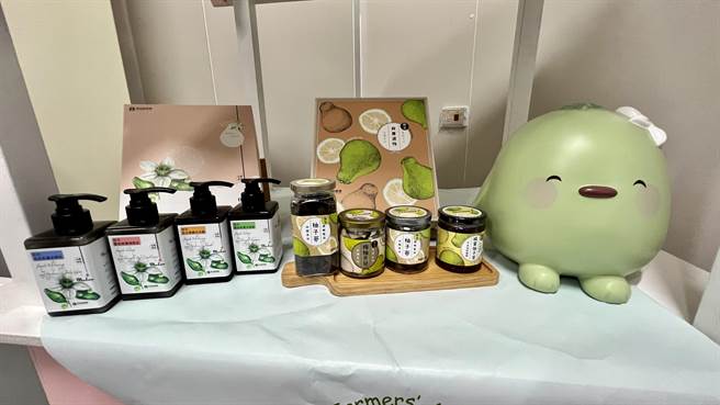 麻豆近年来文旦种植面积增加，区农会除多元行销，也陆续开发柚花洗手乳、柚花净化喷雾等相关产品。（张毓翎摄）