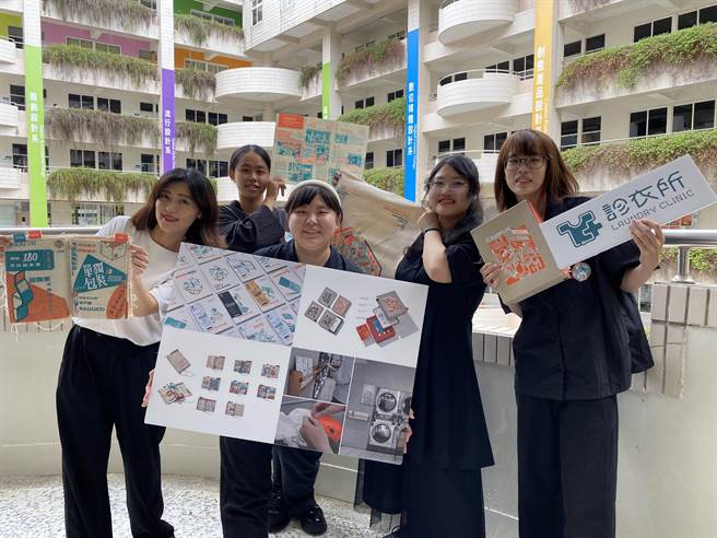 「诊衣所」作品的指导老师秦安慧(左1)与创作者(左2起)何欣蓉、陈虹洁、陈羿伶及陈品羚。（陈淑芬摄）