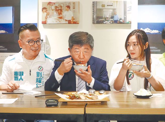陈时中(中)吃滷肉饭原本没有争议性，没想到因为幕僚团队失误又变扣分。（中时资料照／刘宗龙摄）