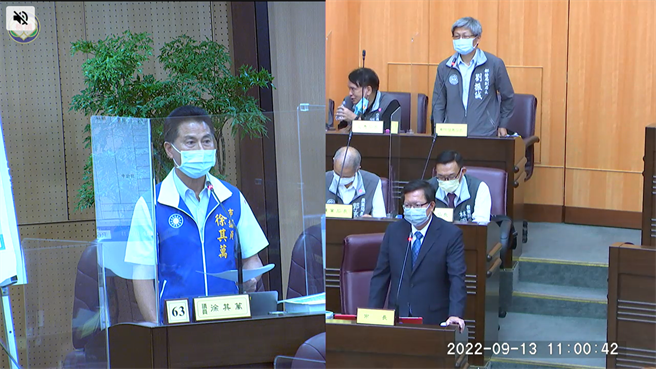 大园在地议员徐其万为拆迁户请命。(蔡依珍摄)