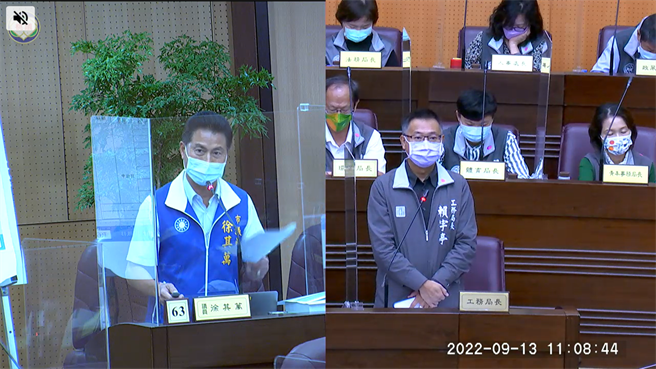 大园在地议员徐其万为拆迁户请命，工务局长赖宇亭允诺请同仁深入瞭解。(蔡依珍摄)