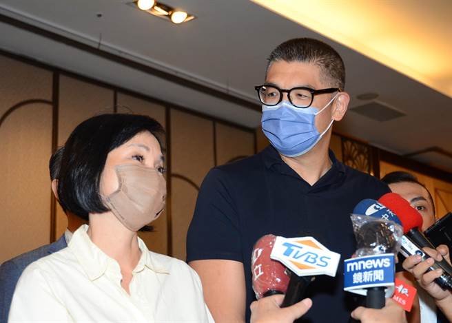 國民黨副主席連勝文（右）13日南下為國民黨高雄市長參選人柯志恩加油打氣。（林瑞益攝）