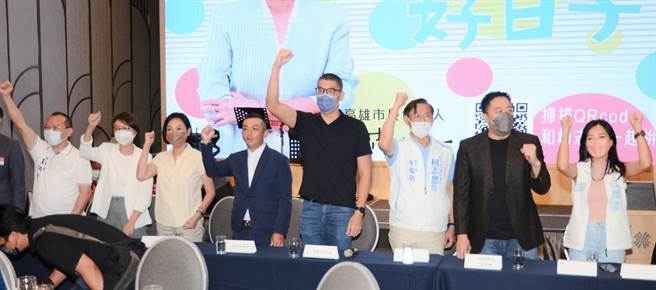 國民黨副主席連勝文（右四）13日南下為高雄市長參選人柯志恩（左三）、高雄市議員參選人白喬茵（右）加油打氣，眾人高喊凍蒜。（林瑞益攝）