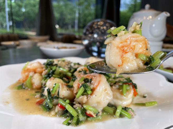 「欣叶‧钟菜」今年在台北米其林指南中首度摘下1星；图为经典菜「雪菜虾球」。（何书青摄）