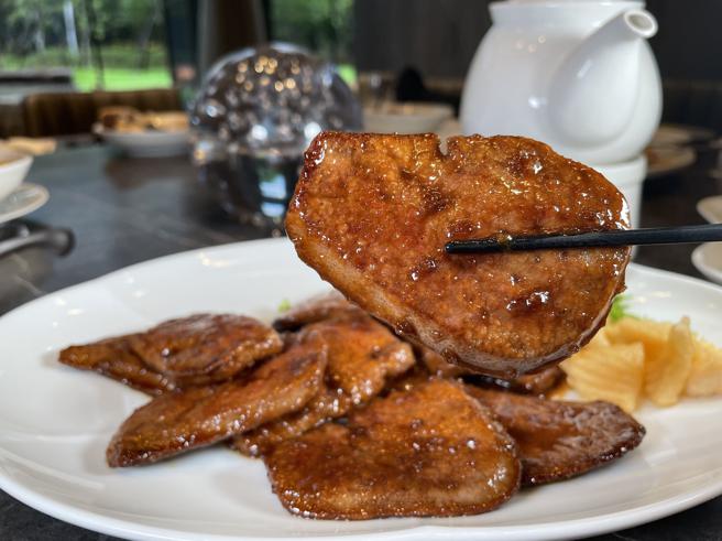 经典菜色「香煎猪肝」。（何书青摄）