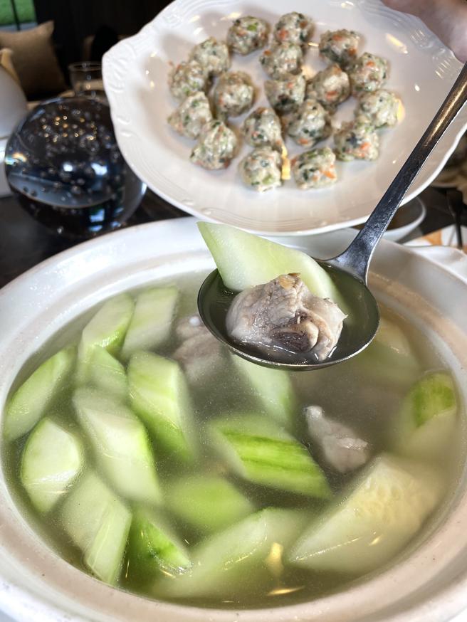 钟雅玲的私房菜「季节菜丸汤」。（何书青摄）