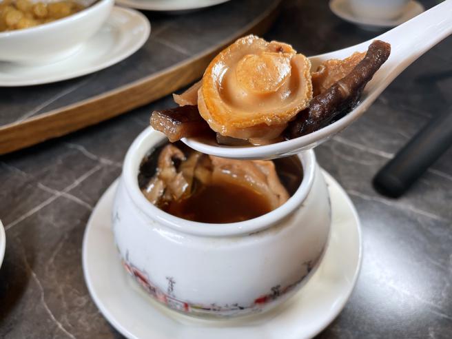 「欣叶・钟菜」适合宴客的「鲍鱼佛跳墙」，汤头清澈却鲜甜够味。（何书青摄）