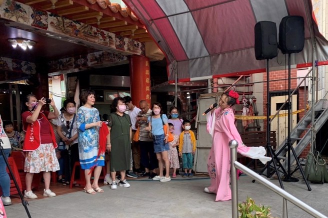 活动于台北市中正区长庆庙前举行，由快乐之道歌舞团带来经典黄梅调。图/永庆房屋提供