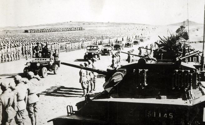 古寧头战役结束之后，蒋中正总统校阅部队。（金门县政府提供）