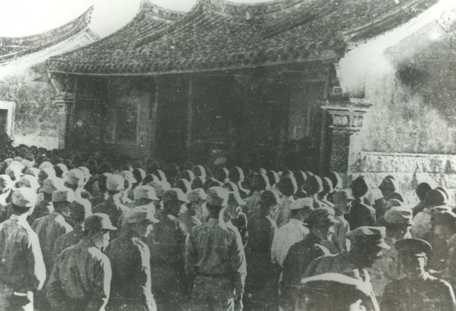 古寧头大捷参战国军集合于金门典型建筑物前准备接受长官视察表扬。（中时报系檔案照片）