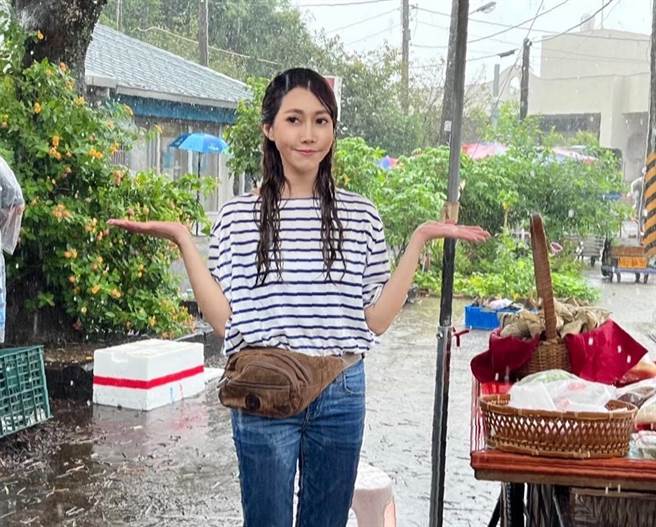 黄露瑶风雨中出场超狼狈。（台视提供）