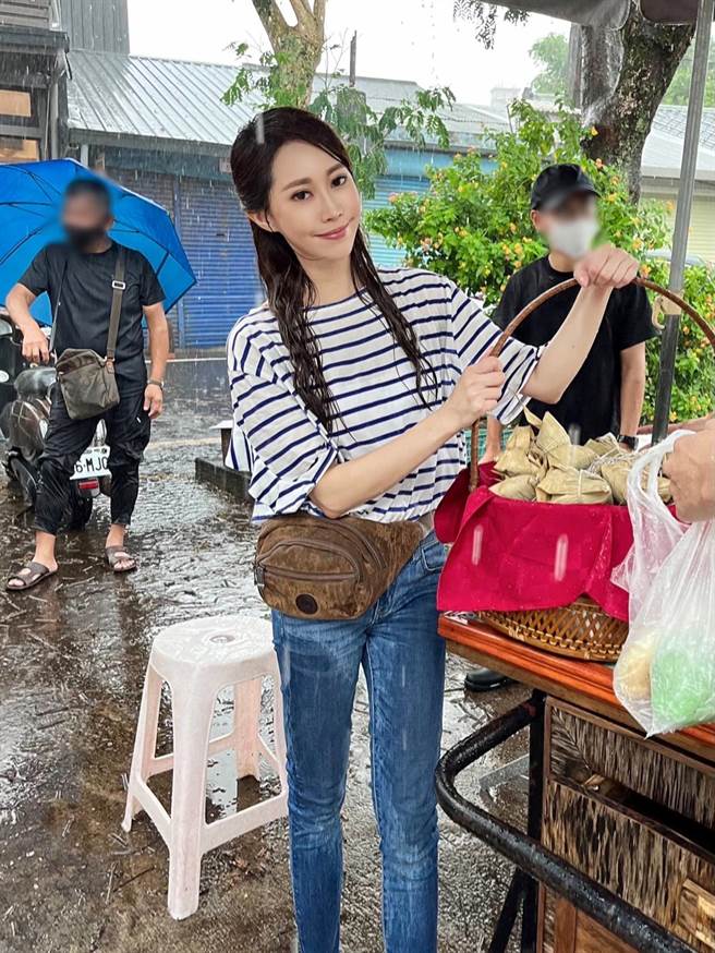 黄露瑶风雨中出场超狼狈。（台视提供）
