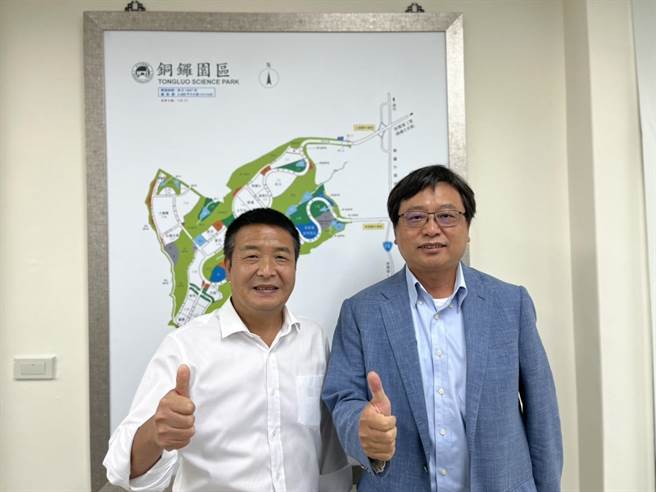 民进党提名苗栗县长参选人徐定祯13日赴铜锣科学园区参观，由竹科管理局长王永壮出面接待。（徐定祯竞总提供／谢明俊苗栗传真）