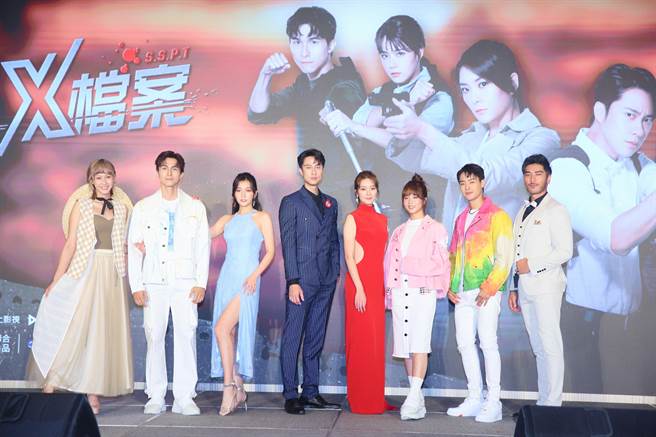 《台灣X檔案》演員群盛裝參與首映會。（張鎧乙攝）