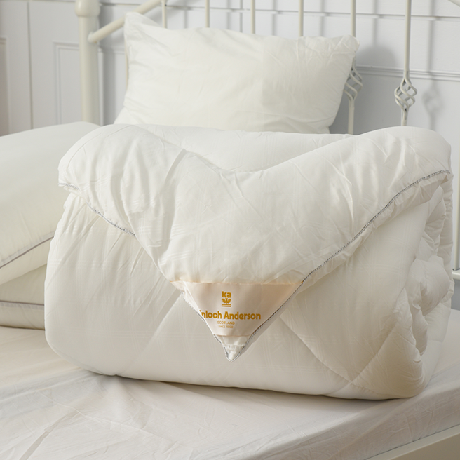 廣三SOGO的金安德森推出萊賽爾天絲可水洗雙人冬被，原價2萬5600元，獨家價3980元，限量50組享買一送一優惠。（廣三SOGO提供）