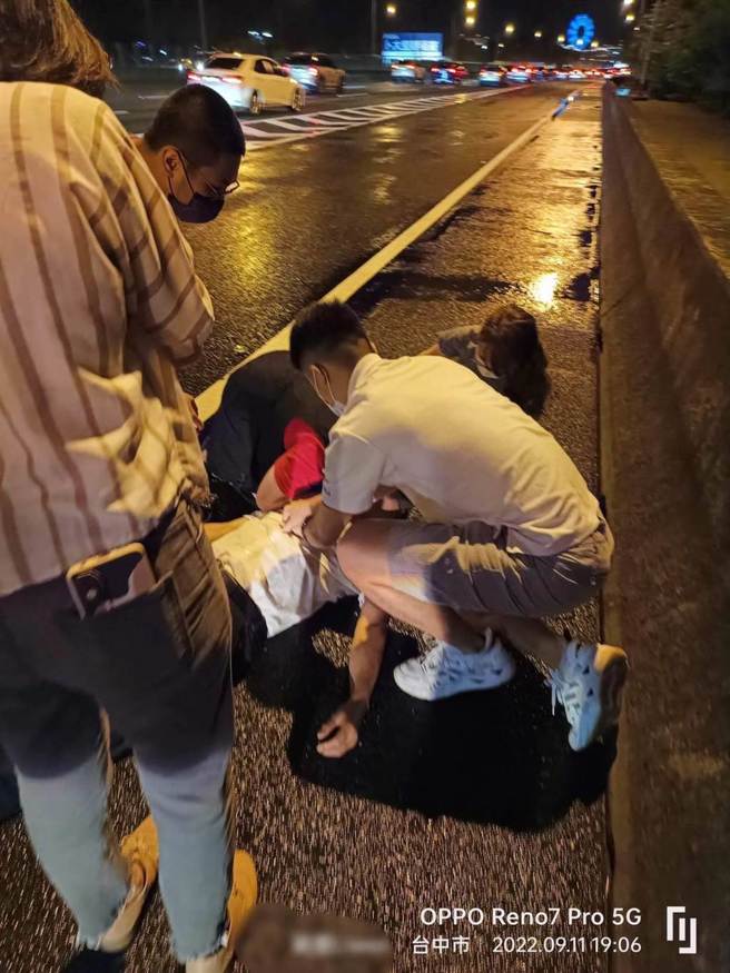 辅大医学院大五生林佑叡带头，乘客轮流为司机进行急救，才让司机捡回一命，但目前仍在加护病房中，尚未脱离险境。(图／读者提供)