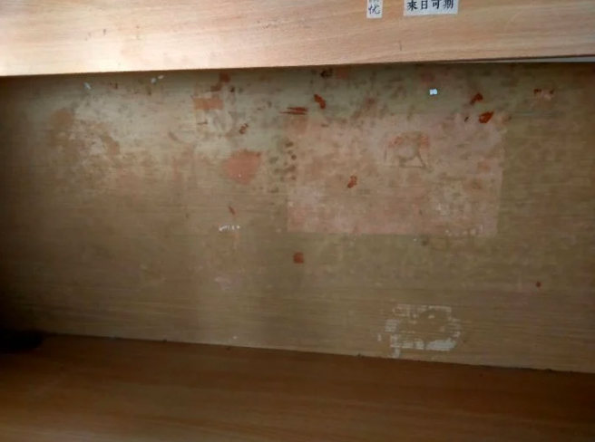 一名女大生指出宿舍桌子潮湿得发霉。（翻摄自Dcard）