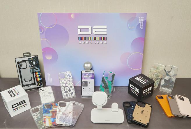 德谊数位今年加码与多位超人气插画家闻氢哥等及MAGEASY周边品牌独家合作手机壳于实体门市贩卖。（德谊数位提供）