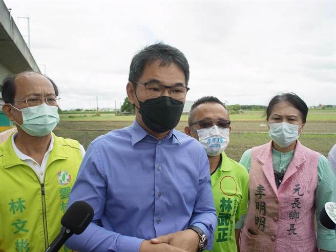 针对遭指控学歷造假与黑歷史，刘建国(左2)回应时则强调对手没招抹黑模糊焦点。（资料照／张朝欣摄）